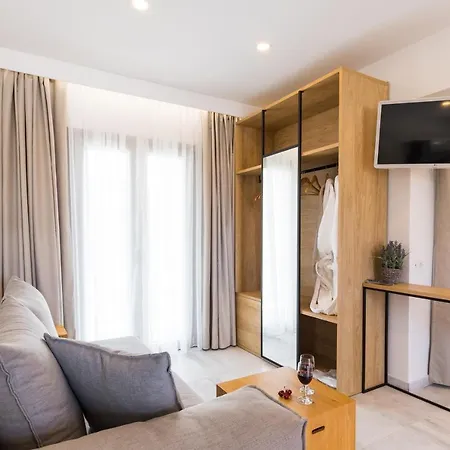 V Luxury Aparthotel 3*