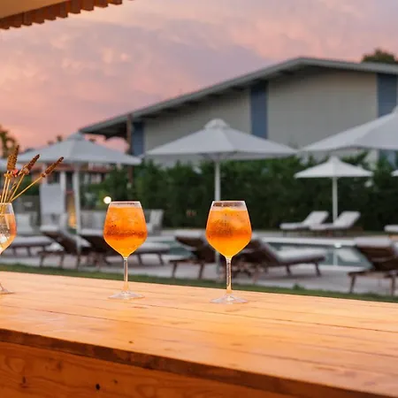 V Luxury 3* Kanálion