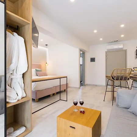 V Luxury Apartahotel Kanálion